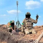 Soldados de las Fuerzas Especiales operando un Switchblade 300. 