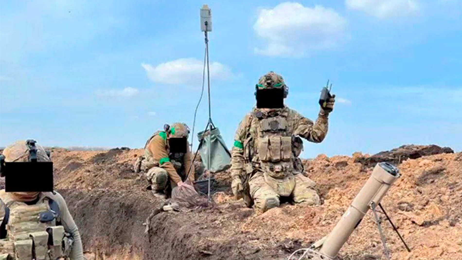 Soldados de las Fuerzas Especiales operando un Switchblade 300.