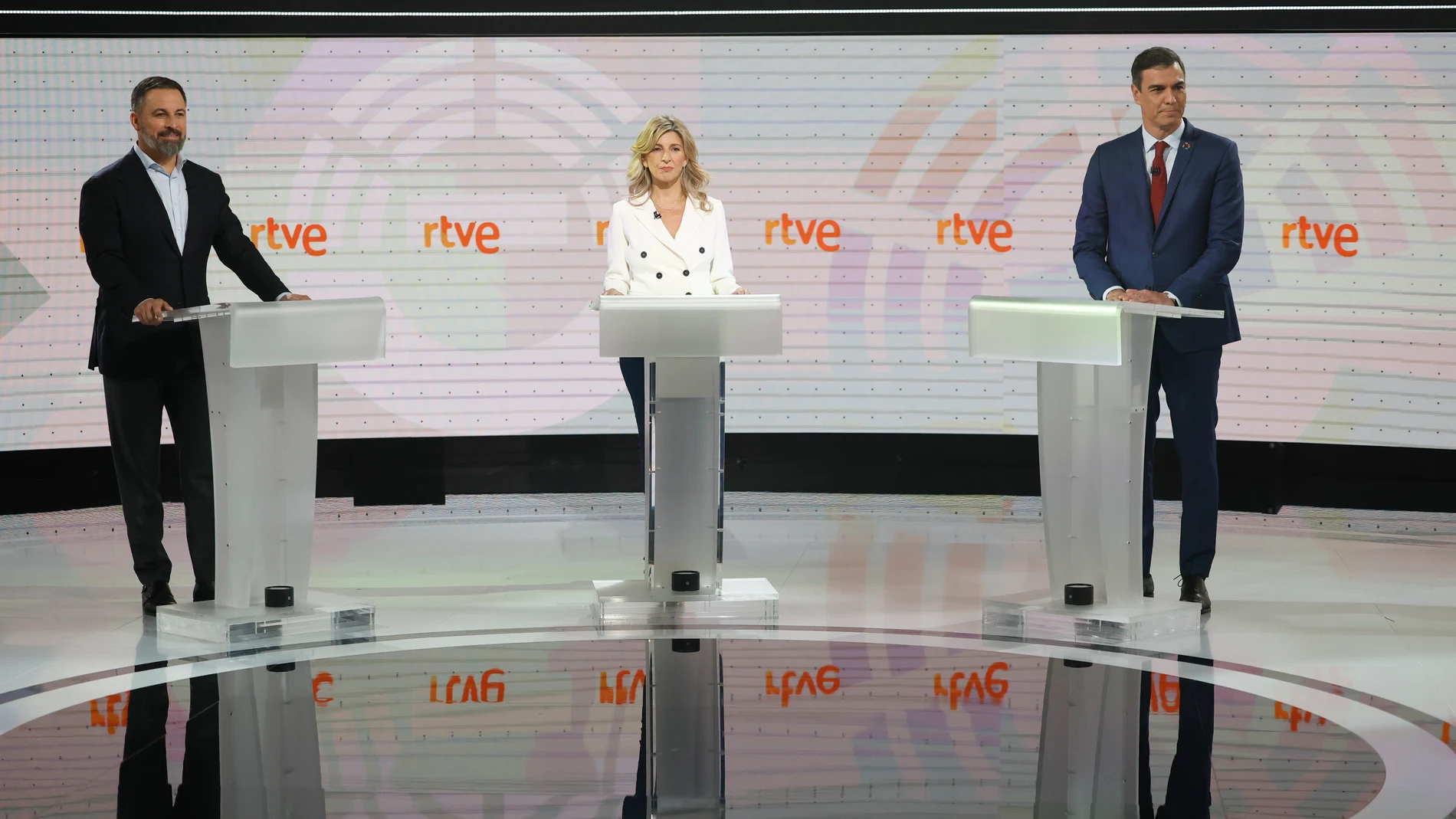 MADRID, 19/07/2023.- Los candidatos a la presidencia del Gobierno, (i-d) Santiago Abascal, Yolanda Diaz y Pedro Sánchez, antes del inicio del debate electoral que se celebra este miércoles en Madrid. EFE/ Juanjo Martín