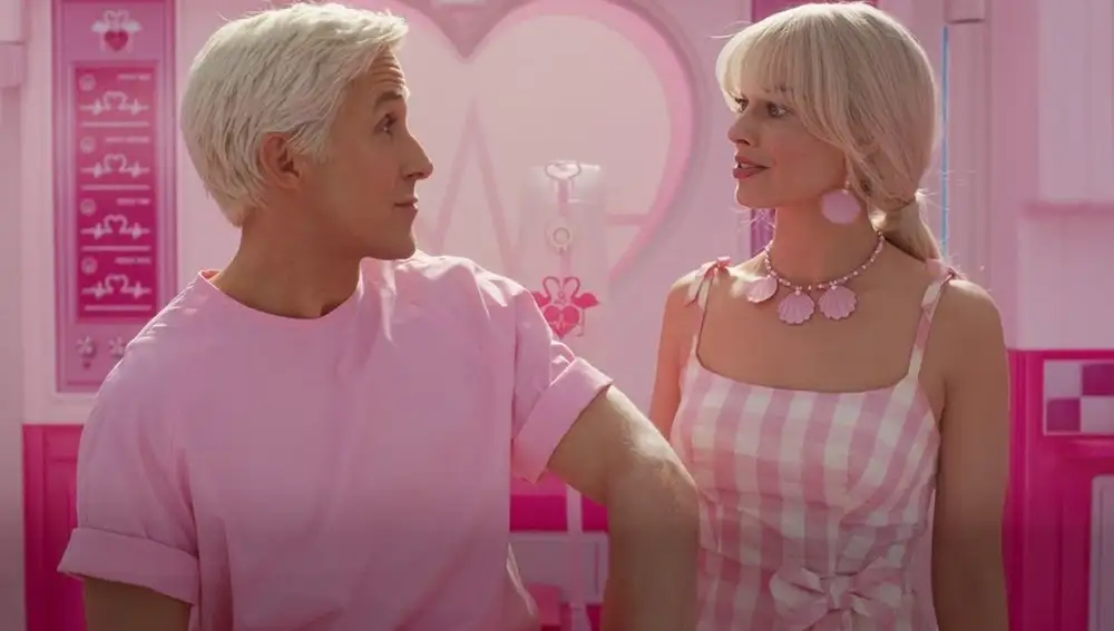 Margot Robbie se mete en la piel de la muñeca Barbie mientras que Ryan Gosling hace los propio con Ken