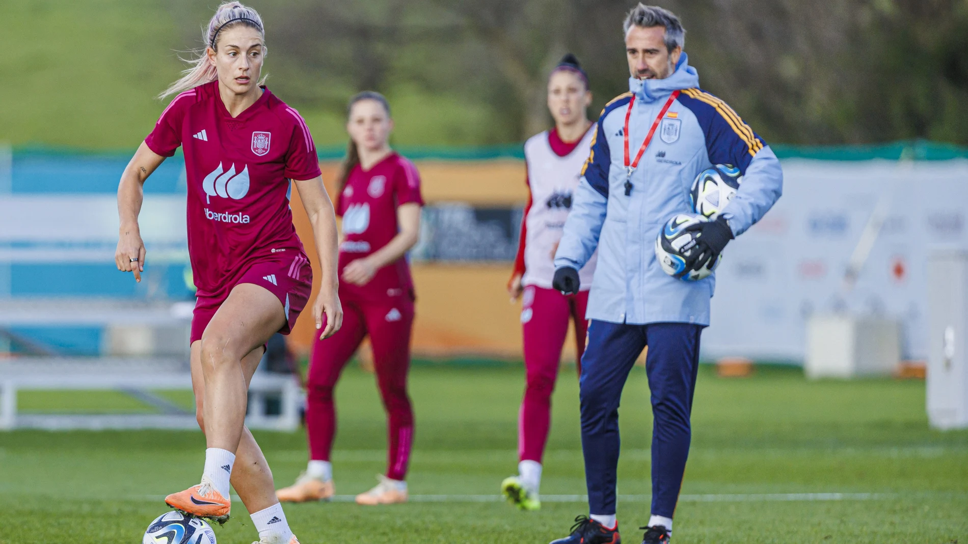 Vilda da instrucciones a Alexia en un entrenamiento