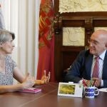 Jesús Julio Carnero durante su reunión con Helène Valenzuela