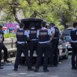Agentes de los Mossos en el Raval 