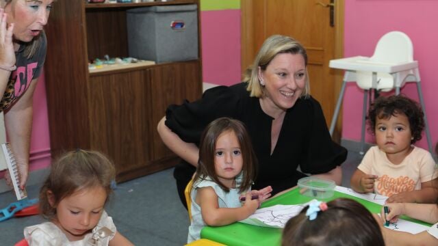 La consejera de Familia, Isabel Blanco, visita el programa "Crecemos" en Baltanás (Palencia)