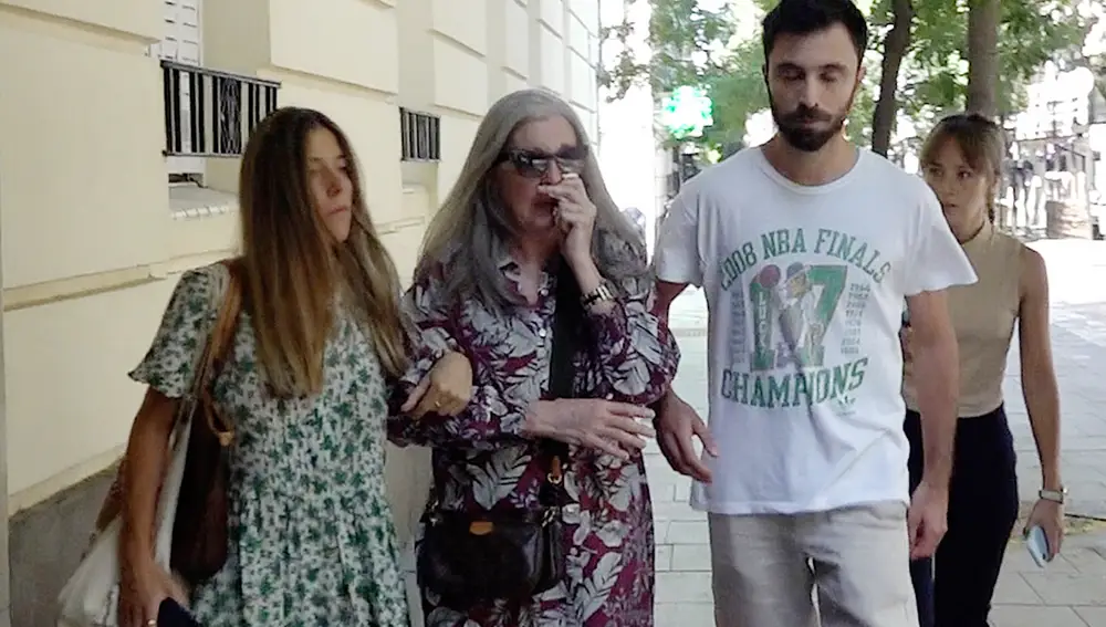 Isabel Chávarri junto a sus hijos