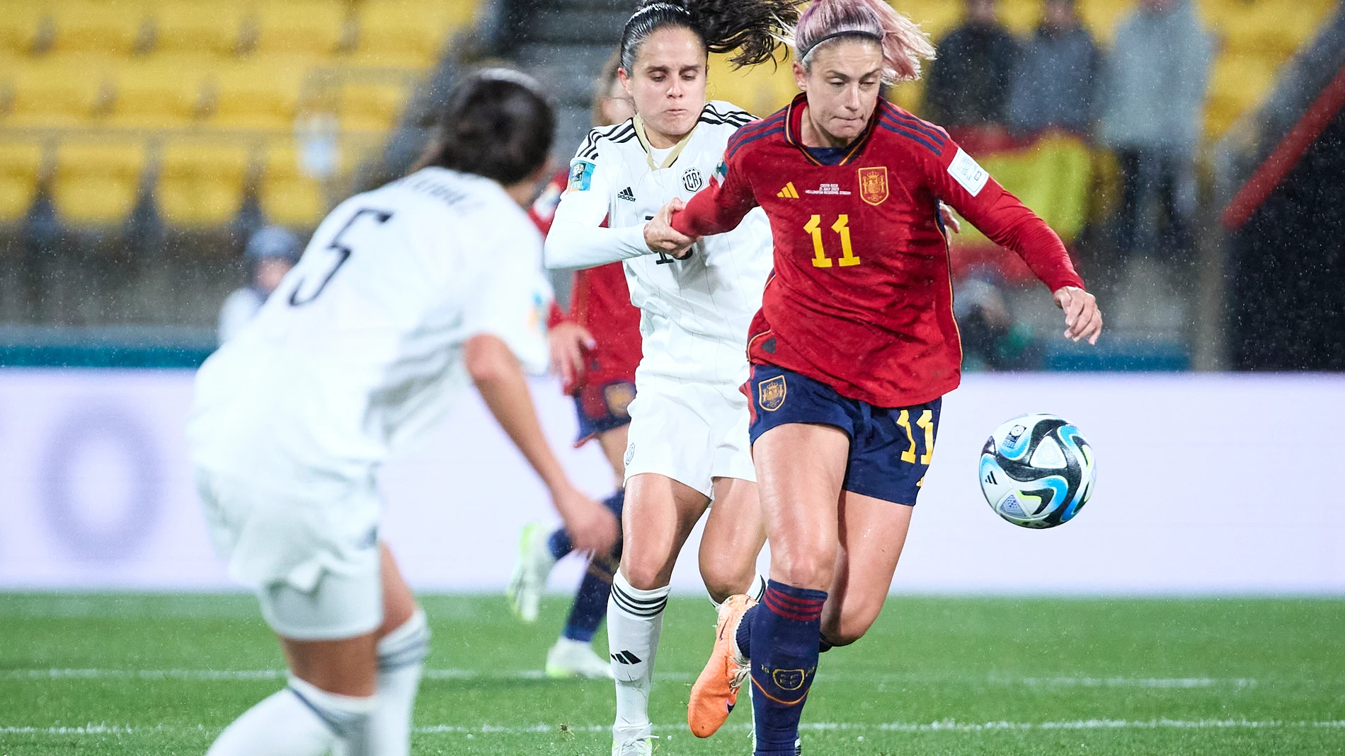 WELLINGTON, 21/07/2023.- La Jugadora de la selección española de fútbol Alexia Putellas y la jugadora de Costa Rica Valeria del Campo (i), durante el primer partido de la fase de grupos del Mundial de Australia y Nueva Zelanda, este viernes en Wellington, Nueva Zelanda. EFE/ Pablo García/RFEF SOLO USO EDITORIAL/SOLO DISPONIBLE PARA ILUSTRAR LA NOTICIA QUE ACOMPAÑA (CRÉDITO OBLIGATORIO)