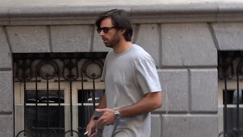 Álvaro Falcó entrando al domicilio de su madre, Marta Chávarri
