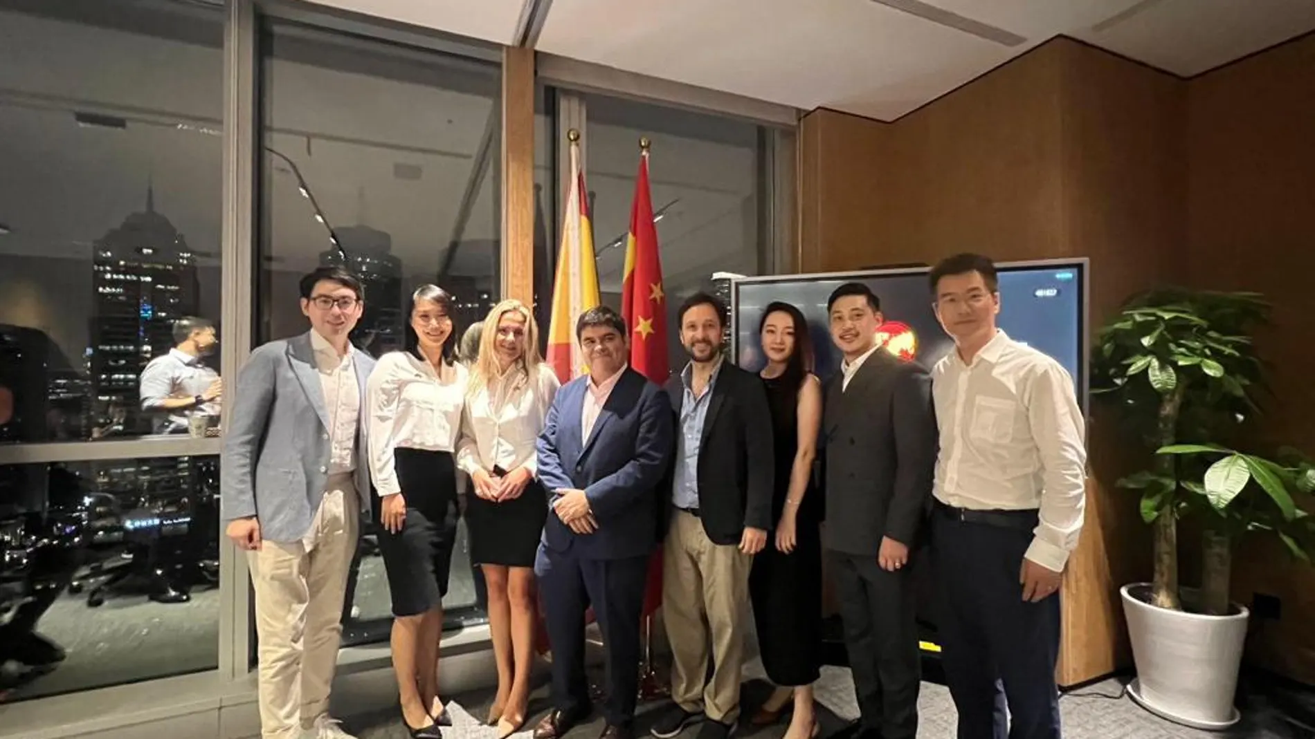 De Izq. a Dcha.; Jason Jiang Senior Investment Director en Giant Tiger Capita, Akemi Xie (谢童心) Partner en Zhonglun W&D Law firm, Laura González Escallada Fundadora y socia NI HAO CONECTA NHC, Oscar Olguin, Foreign Counsel Dentons, José Pablo Rodríguez, Cónsul Comercial de Costa Rica en Shanghái y director regional en Asia de PROCOMER, Alvaro Liu, Director general Shanghai Hanse, Jiayi Chen Hangzhou directora general Jinxin Chuangxue y Philip Duan Partner, partner Zhonglun W&D Law Firm