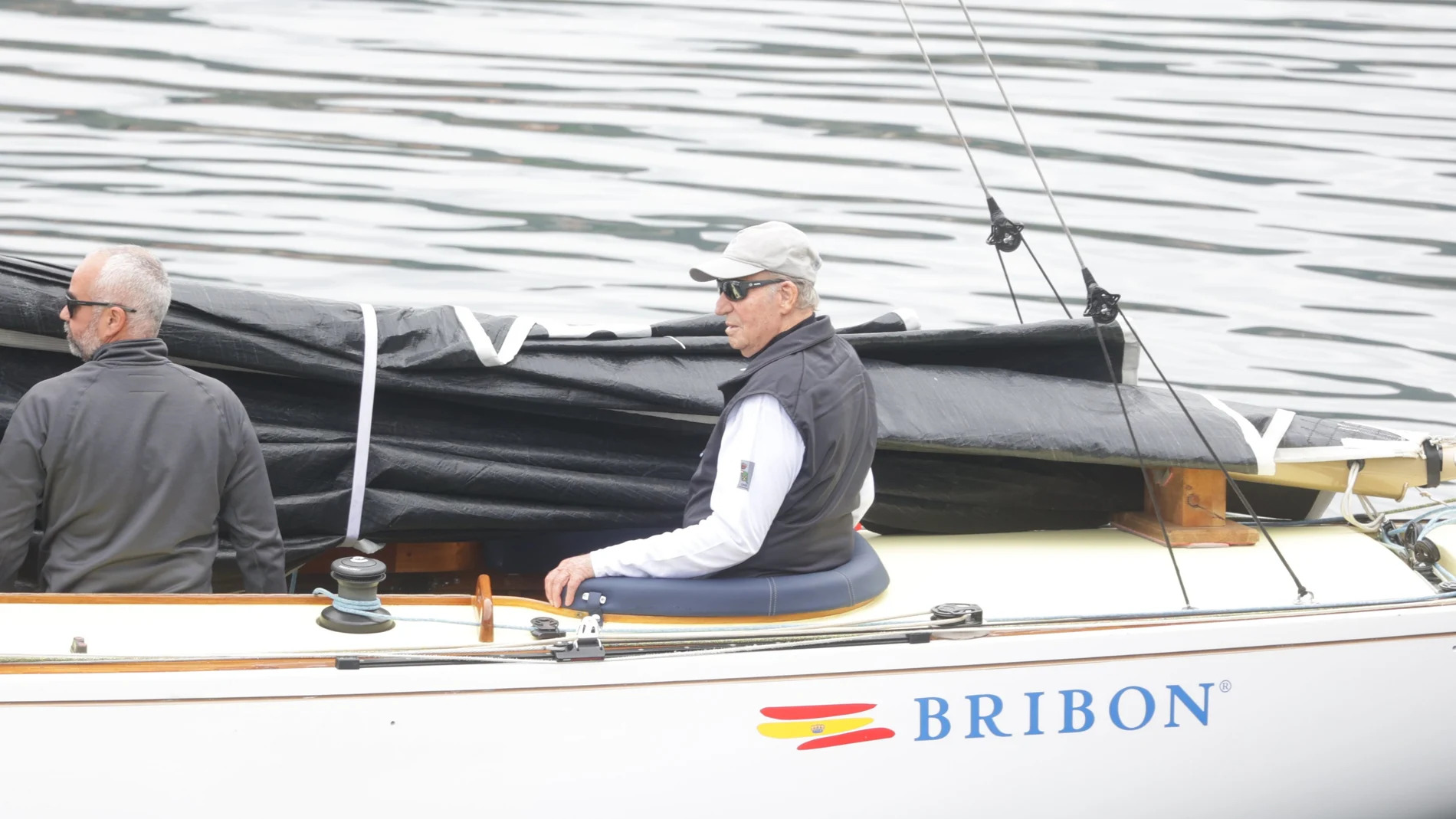 El Rey Juan Carlos embarcando en 'El Bribón' en el Real Club Náutico de Sansenxo, a 20 de abril de 2023, en Sansenxo (Galicia, España).