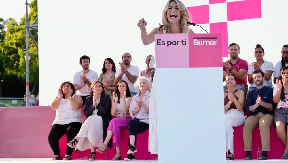 La líder de Sumar y candidata, Yolanda Díaz (d), junto a la portavoz de Mas Madrid, Mónica García (2d), Carla Antonelli (2i), y la portavoz federal de Izquierda Unida, Sira Rego (i), participa este viernes, en el cierre de campaña electoral del partido Sumar, en el anfiteatro Tierno Galván de Madrid.
