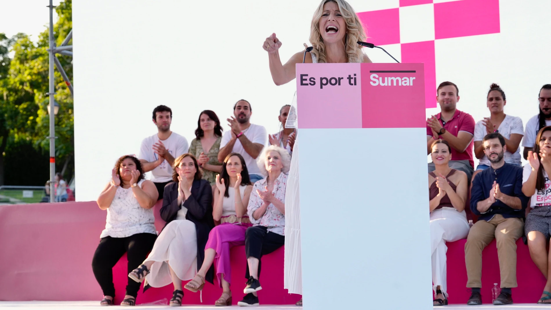 La líder de Sumar y candidata, Yolanda Díaz (d), junto a la portavoz de Mas Madrid, Mónica García (2d), Carla Antonelli (2i), y la portavoz federal de Izquierda Unida, Sira Rego (i), participa este viernes, en el cierre de campaña electoral del partido Sumar, en el anfiteatro Tierno Galván de Madrid.