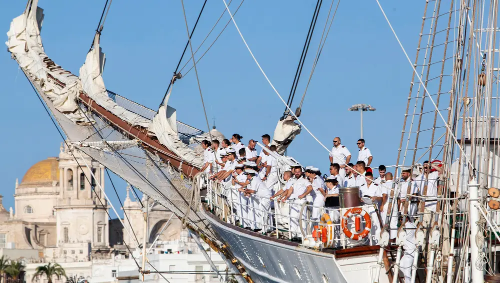 El buque escuela 'Juan Sebastián Elcano' regresa a Cádiz tras su crucero de instrucción 95