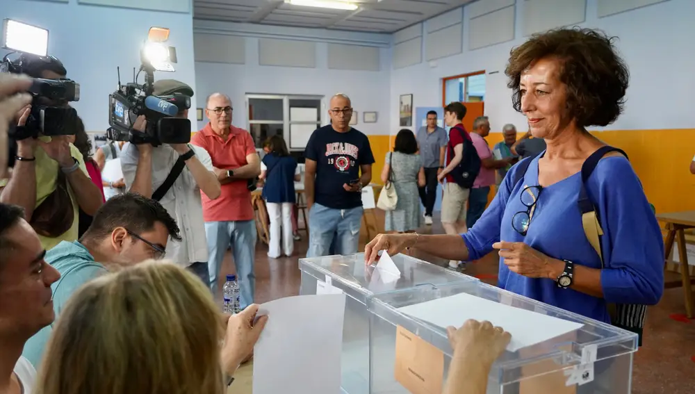 La cabeza de lista del PP al Congreso de los Diputados por Valladolid, Mercedes Cantalapiedra, ejerce su derecho al voto