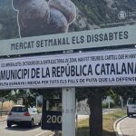 Cartel de "bienvenida" en Berga 