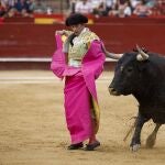 El diestro, Paco Ramos, durante un quite al segundo astado de Robleño, Florido, durante la última corrida de toros de la Feria de Julio, con reses de Miura y en la que han compartido cartel con Jesús Chover. 