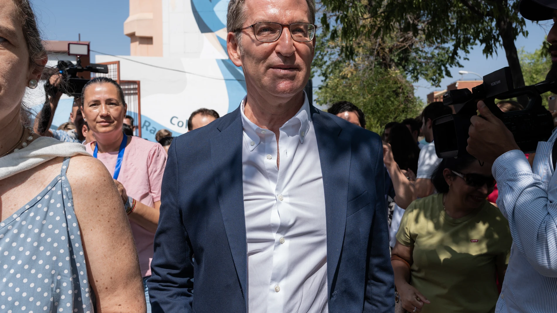 El candidato del PP a la Presidencia del Gobierno de España, Alberto Núñez Feijóo, tras ejercer su derecho a voto para las elecciones generales en el Colegio Ramiro de Maeztu, a 23 de julio de 2023, en Madrid (España). Los españoles están llamados hoy, 23 de julio de 2023, para elegir a sus representantes para los próximos cuatro años. Están en juego 350 escaños en el Congreso y 208 en el Senado (ya que 57 de los 265 senadores lo son por designación autonómica), que tendrán que elegir al próx...