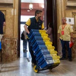 Un trabajador de Correos entrega el voto por correo durante las elecciones generales, en la Escuela Técnica Superior de Ingenieros de Minas y Energía de la UPM.