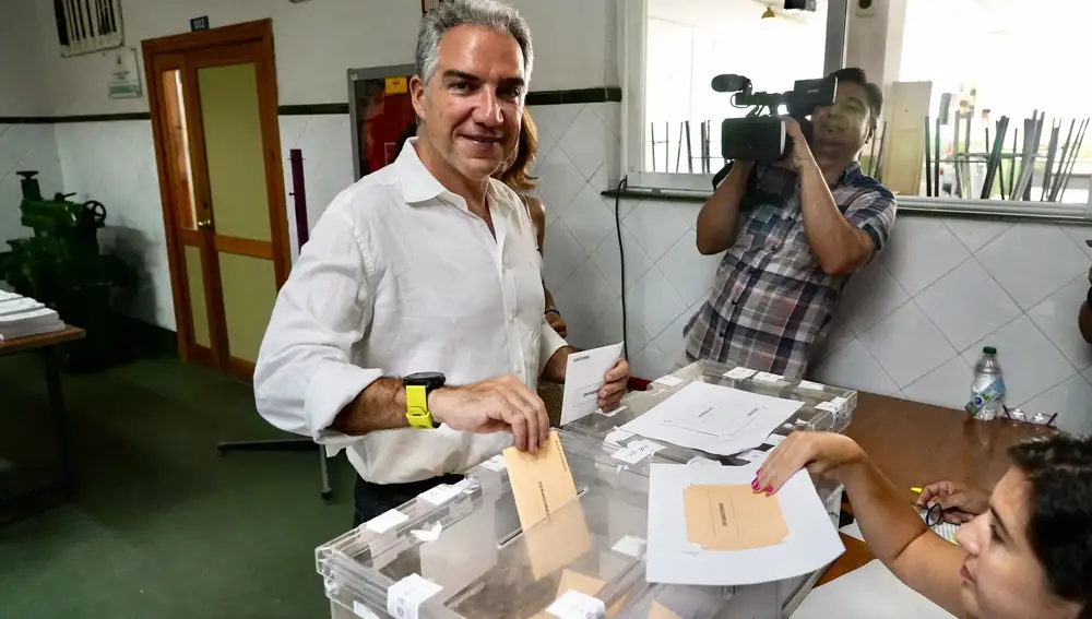 Elías Bendodo, secretario general del PP y candidato número uno al Congreso por Málaga, ejerce su derecho al voto