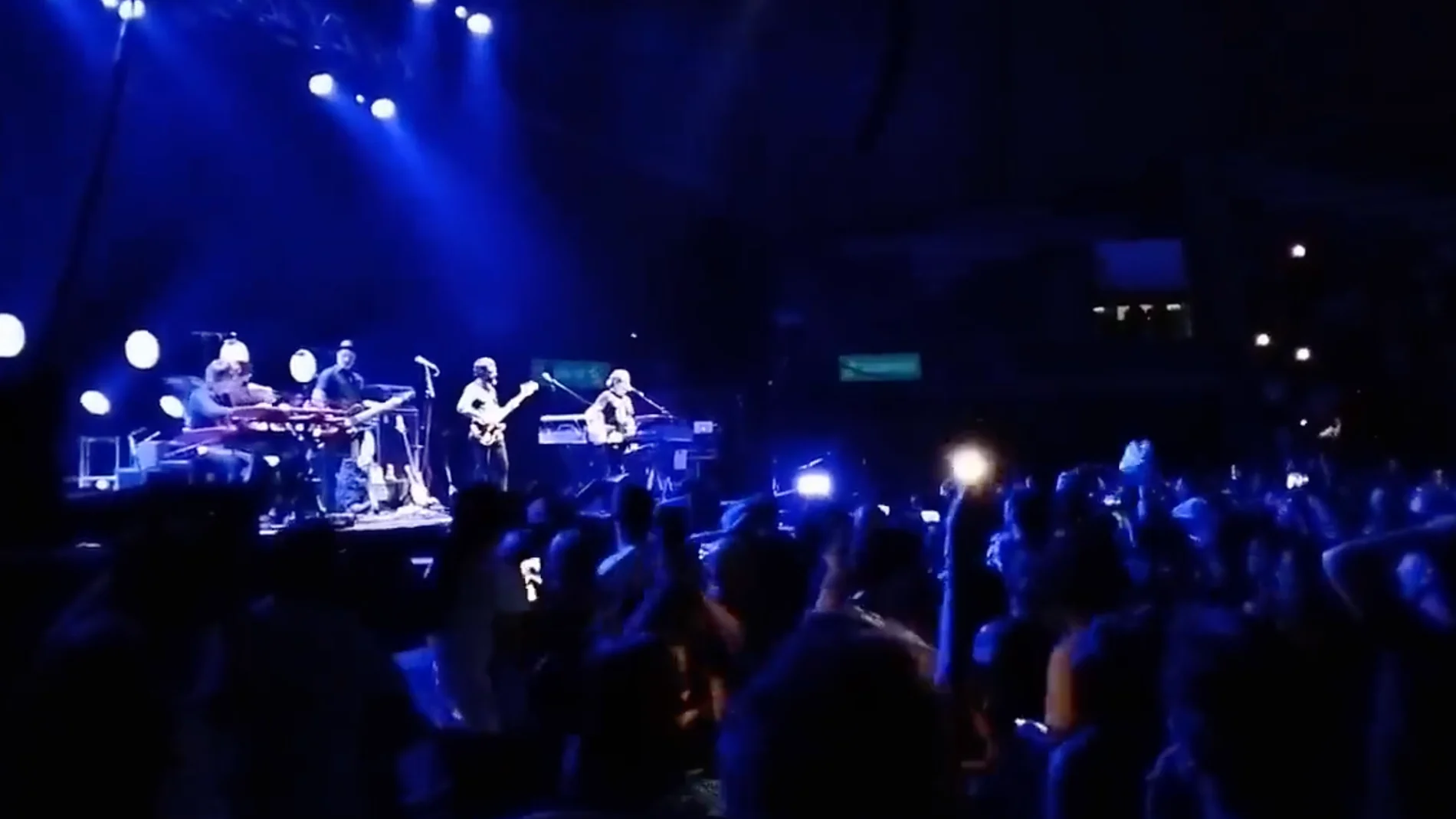 Andrés Calamaro sorprende al público con "Que te vote Txapote" en su concierto en Tenerife