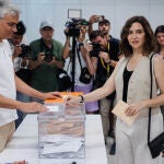 Ayuso vota para las elecciones generales del 23J