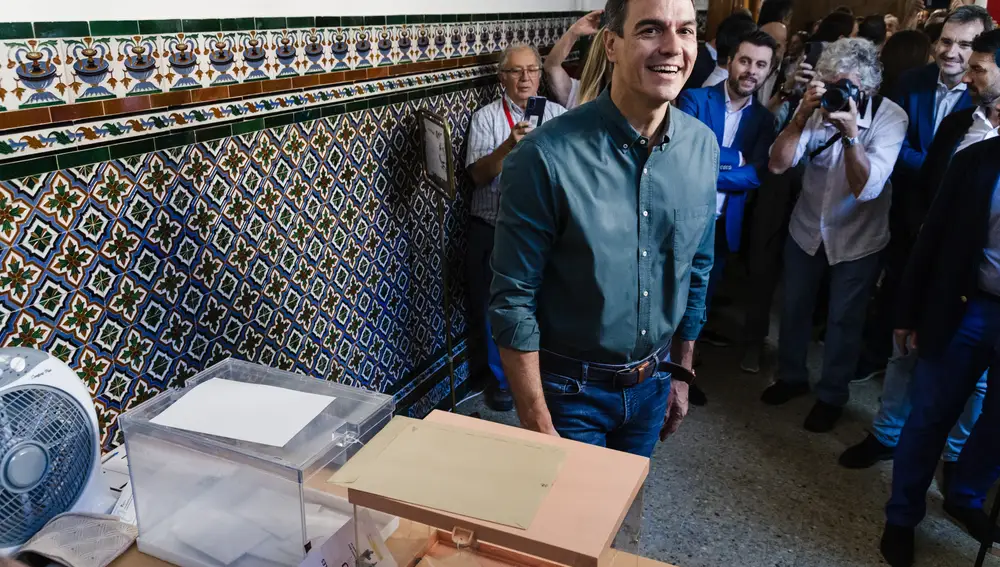 Pedro Sánchez vota para las elecciones generales del 23J