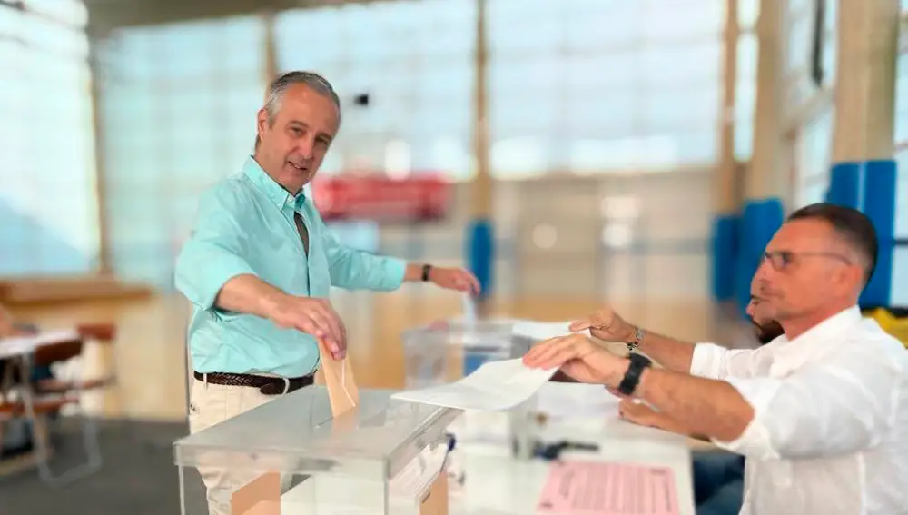 El candidato de Vox al Congreso por Valladolid, Pablo Sáez, ejerce su derecho al voto