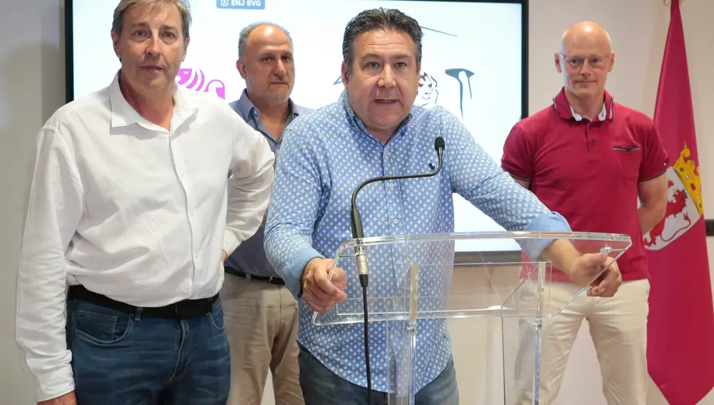 El secretario general de la UPL, Luis Mariano Santos, analiza los resultados electorales junto a los candidatos al Congreso y al Senado