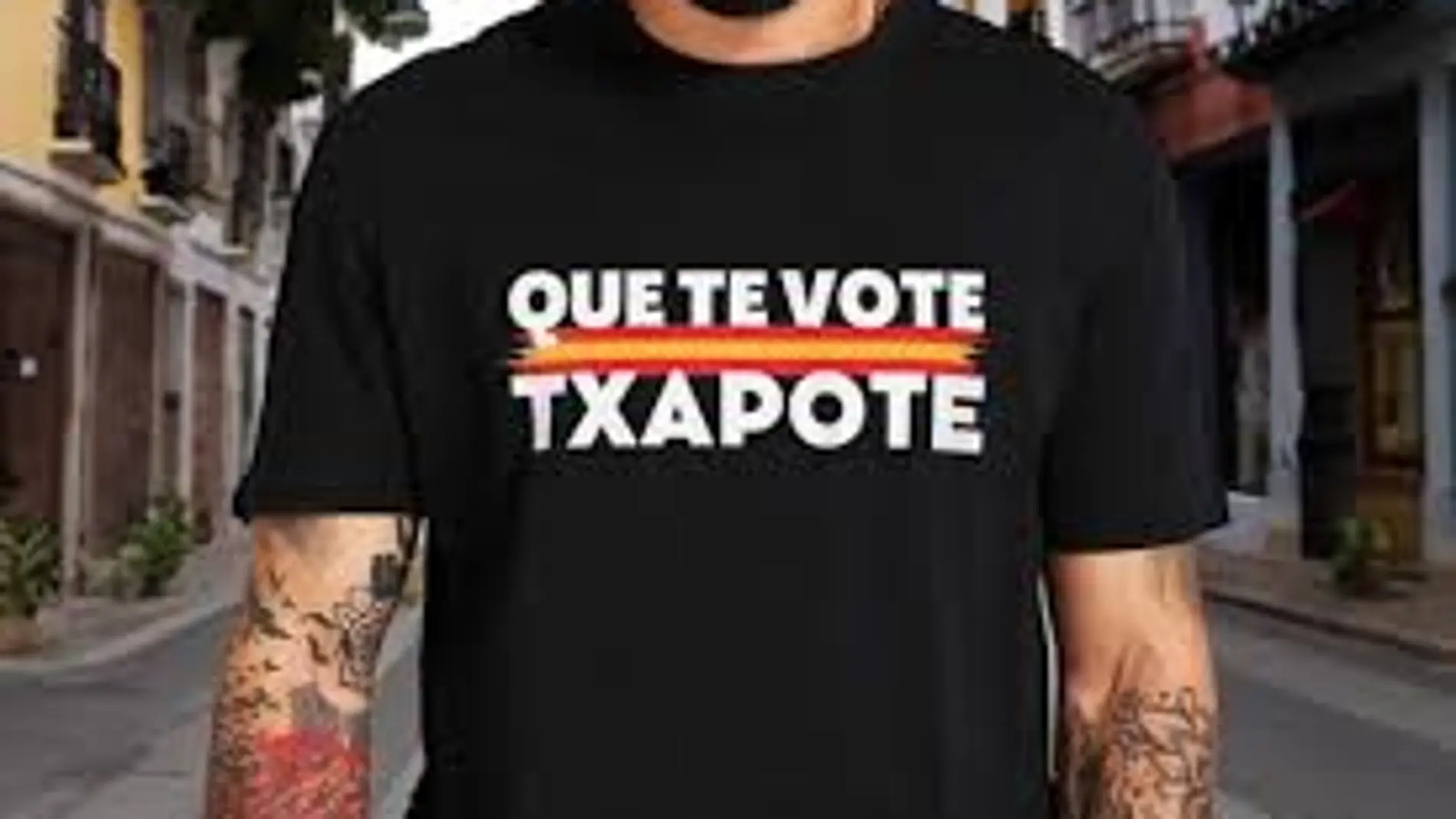 Obligan a un hombre en Madrid a ponerse del revés una camiseta con el lema "Que te vote Txapote"
