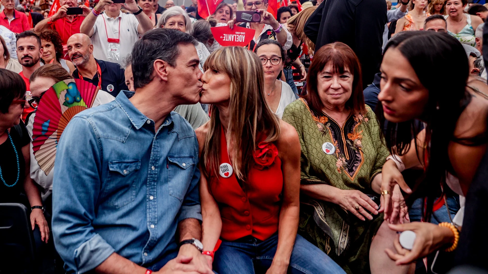 El presidente del Gobierno, Pedro Sánchez, y su mujer, Begoña Gómez