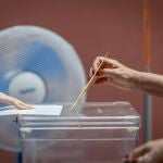 Una votante ejerce su derecho al voto en las elecciones generales ante un ventilador este domingo en el Teatro Rojas de Toledo. Casi 37,5 millones de electores eligen este domingo en las decimosextas elecciones generales a 350 diputados y 208 senadores. 