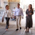 El presidente del Partido Popular de Castilla y León, Alfonso Fernández Mañueco, ejerce su derecho al voto junto a su mujer y una de sus hijas
