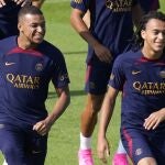 Kylian Mbappé, junto a su hermano en un entrenamiento del PSG