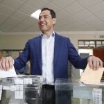 El presidente de la Junta de Andalucía, Juanma Moreno, votando