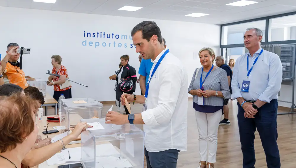 El cabeza de lista del PP al Congreso de los Diputados, Pablo Pérez; acompañado por la candidata al senado y presidenta de pp de Segovia y cabeza de lista al senado, Paloma Sanz; el presidente de la diputación y jefe de campaña en Segovia, Miguel Ángel de Vicente; y el alcalde de Segovia, y el coordinador general del PP de Segovia, José Mazarías; ejerce su derecho al voto en el Centro Cívico de Nueva Segovia