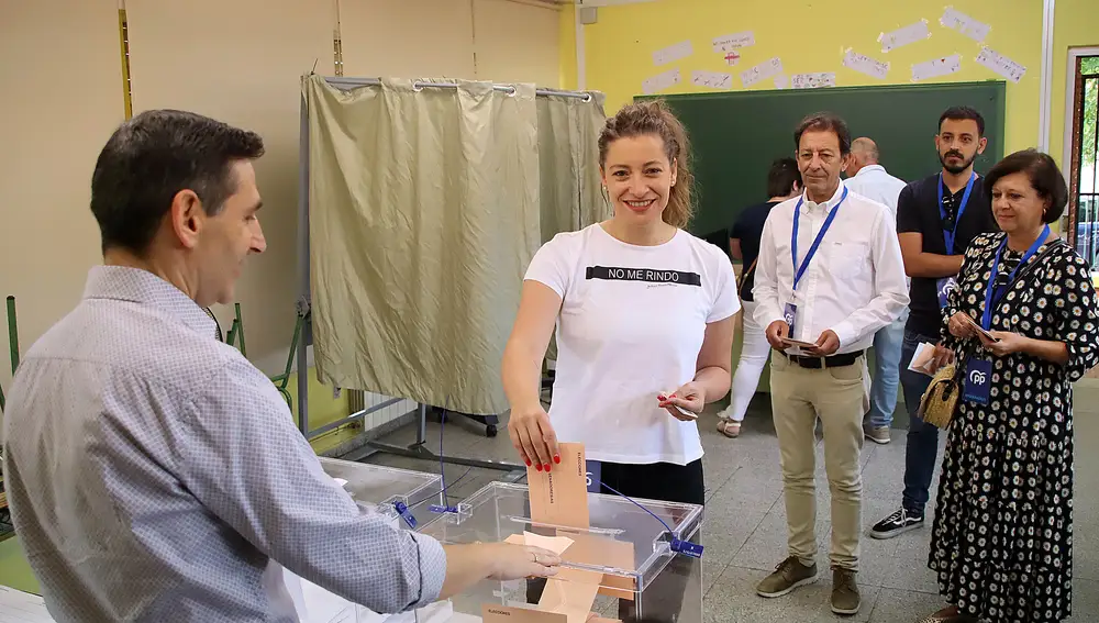 La cabeza de la lista del PP al Congreso por León, Ester Muñoz, vota en Carbajal de la Legua (León)