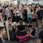 Viajeros esperan en la estación Joaquín Sorolla, de Valencia