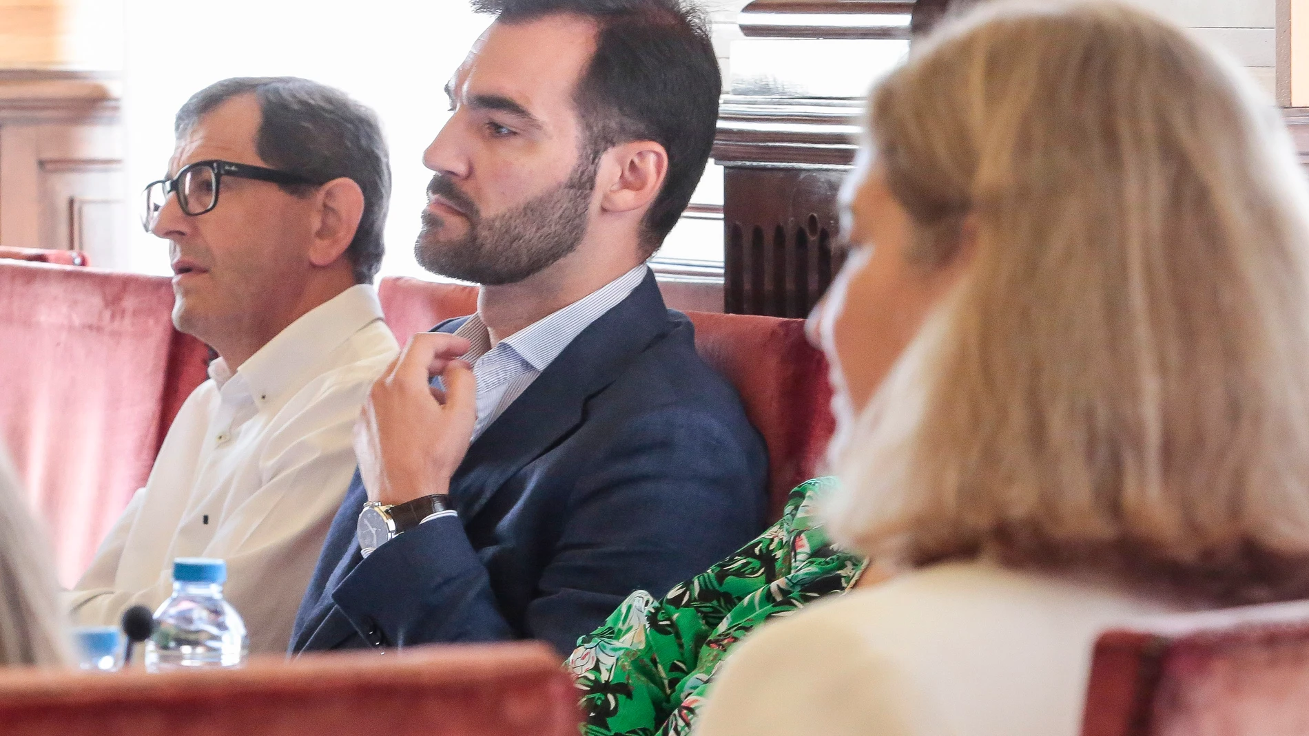 El Ayuntamiento de León celebra el primer pleno de la nueva Corporación Municipal. En la imagen, el portavoz del PP, David Fernández y a la derecha, la concejala, Margarita Torre