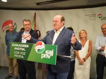 El presidente del EBB del PNV, Andoni Ortuzar, el cabeza de lista al Congreso por Bizkaia, Aitor Esteban, y otros candidatos y dirigentes jeltzales tras conocerse es escrutinio de votos de las elecciones generales El presidente del EBB del PNV, Andoni Ortuzar, el cabeza de lista al Congreso por Bizkaia, Aitor Esteban, y otros candidatos y dirigentes jeltzales tras conocerse es escrutinio de votos de las elecciones generales H.BILBAO-EUROPA PRESS 24/07/2023