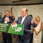El presidente del EBB del PNV, Andoni Ortuzar, el cabeza de lista al Congreso por Bizkaia, Aitor Esteban, y otros candidatos y dirigentes jeltzales tras conocerse es escrutinio de votos de las elecciones generales