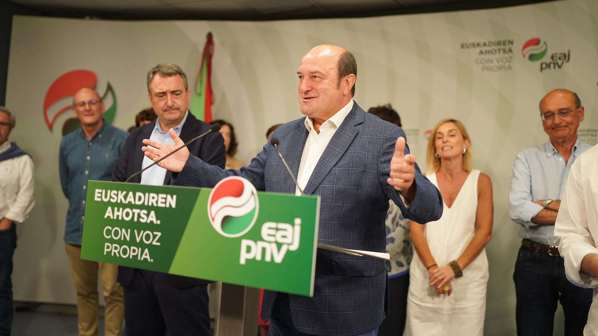 El presidente del EBB del PNV, Andoni Ortuzar, el cabeza de lista al Congreso por Bizkaia, Aitor Esteban, y otros candidatos y dirigentes jeltzales tras conocerse es escrutinio de votos de las elecciones generales H.BILBAO-EUROPA PRESS 24/07/2023