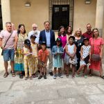 El alcalde de Salamanca, Carlos García Carbayo, recibe a las familias participantes en la campaña ‘Vacaciones en Paz’