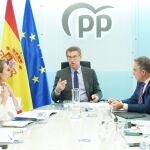 23J.- Feijóo celebra una reunión informal con su comité de dirección, antes de la Junta Directiva del PP de esta tarde