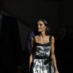 La Reina Letizia con vestido Carolina Herrera.