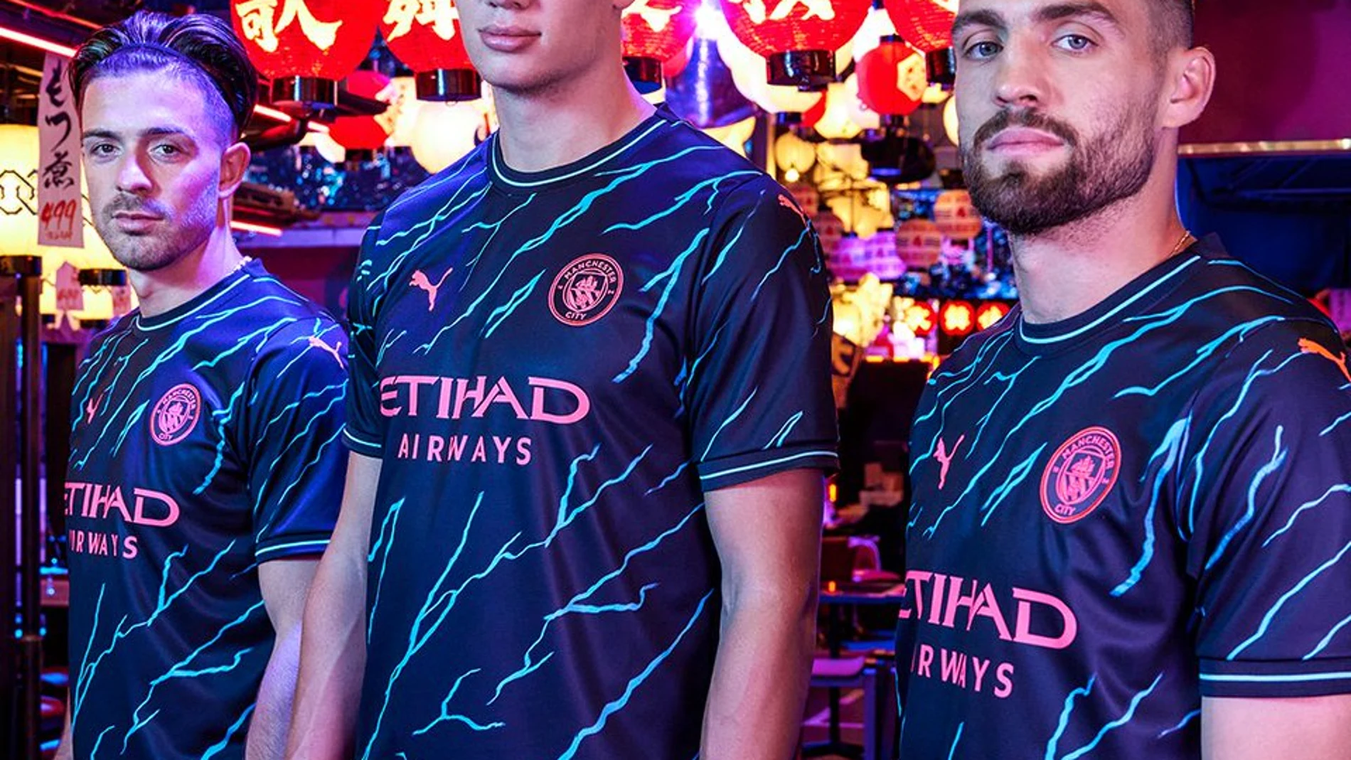 El debut de esta nueva indumentaria está programado para el 26 de julio en el Estadio Nacional de Japón, en un emocionante enfrentamiento contra el Bayern de Múnich. Será la primera vez que el City luzca su camiseta eléctrica en un partido oficial, y sin duda, promete ser un momento inolvidable para los aficionados. Desde el 25 de julio, los fanáticos pueden adquirir la tercera equipación del City en diversas tiendas, tanto físicas como en línea. Las tiendas PUMA, PUMA.com, la tienda del Eti...