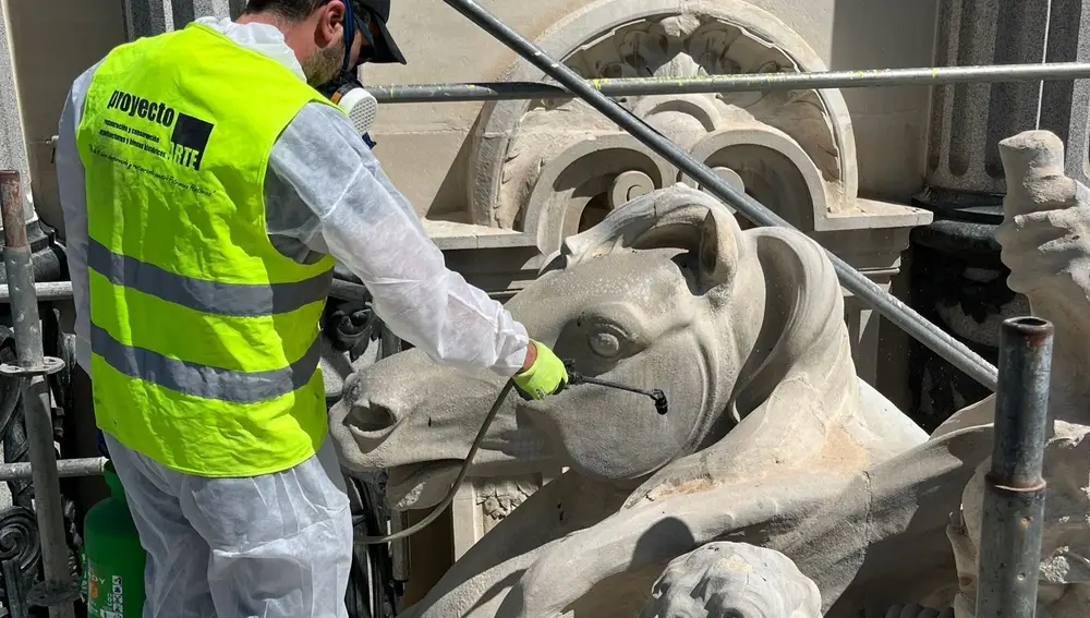 Un operario trabajando en la limpieza del monumento