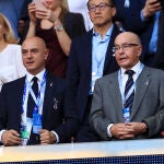 Joe Lewis, a la izquierda, dueño del Tottenham