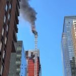 Trágico accidente después de la caída de una grúa tras incendiarse en Nueva York