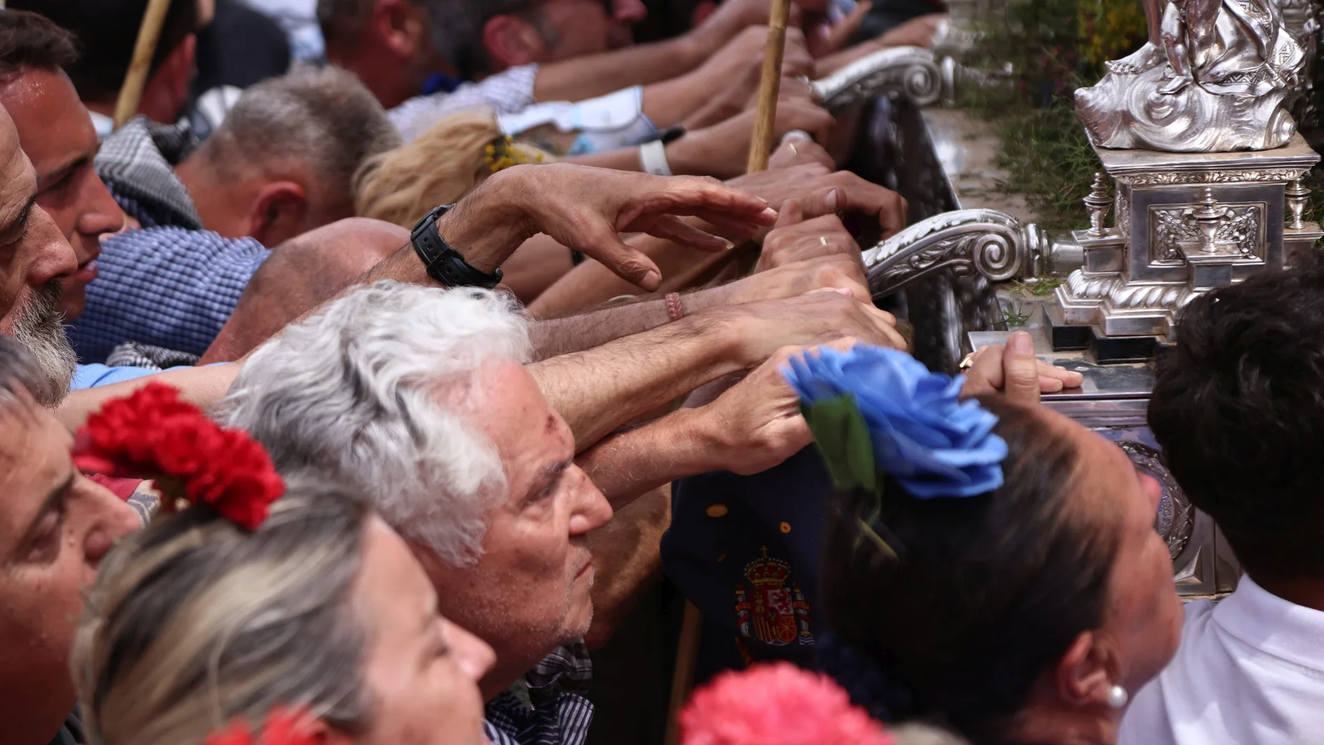 Los peregrinos de la Hermandad del Rocío de Trina llegan a la presentación a la Ermita de la Blanca Paloma