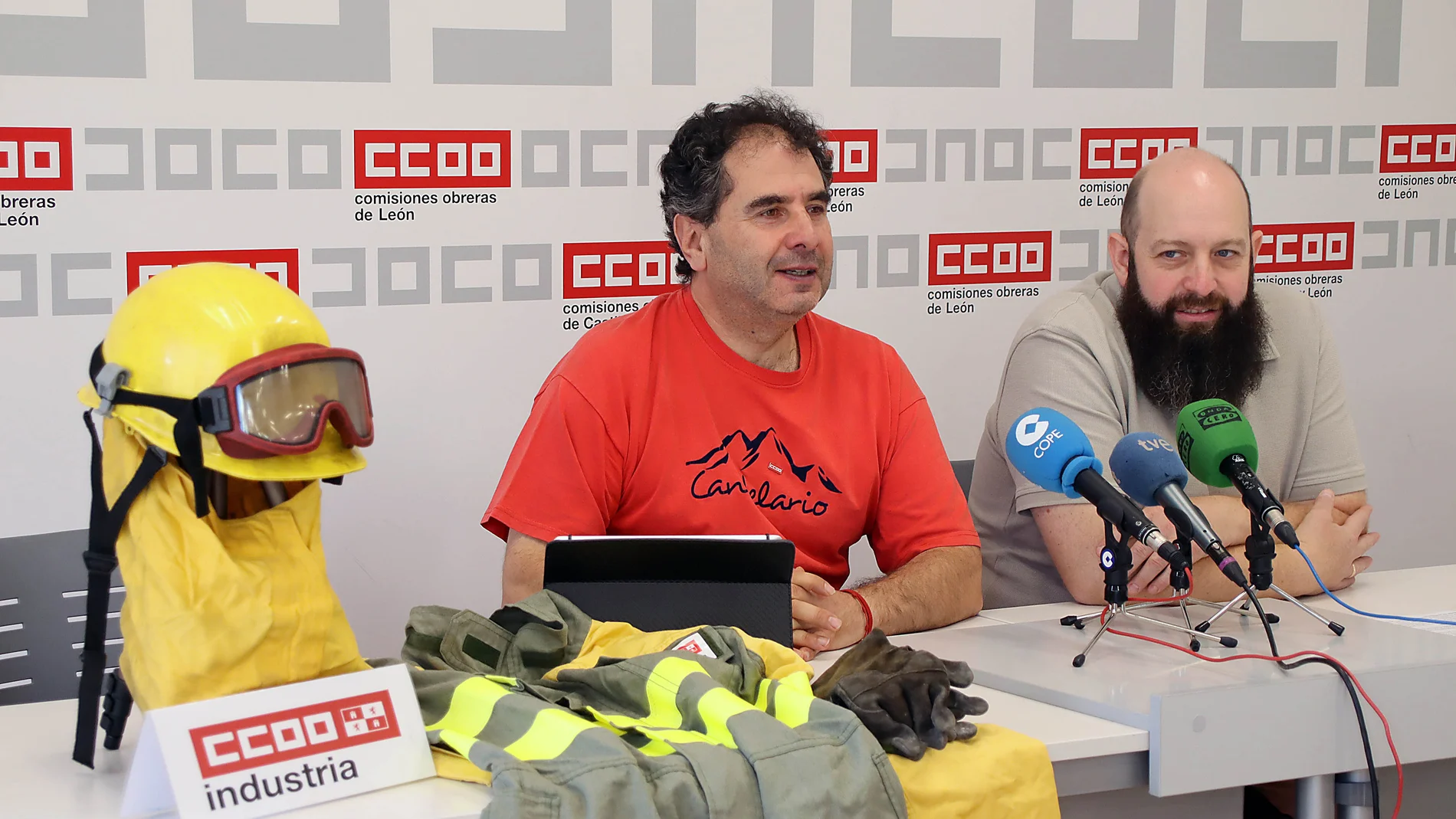 Los responsables provincial y autonómico de COOO Industria, Ángel Manuel Santos (d) y Juan Manuel Ramos (i), analizan la situación de las cuadrillas privadas del sector forestal