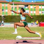 María Vicente, en pleno triple salto